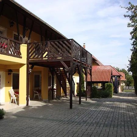Fekete Macska Panzio Gasthof Balatonkeresztúr