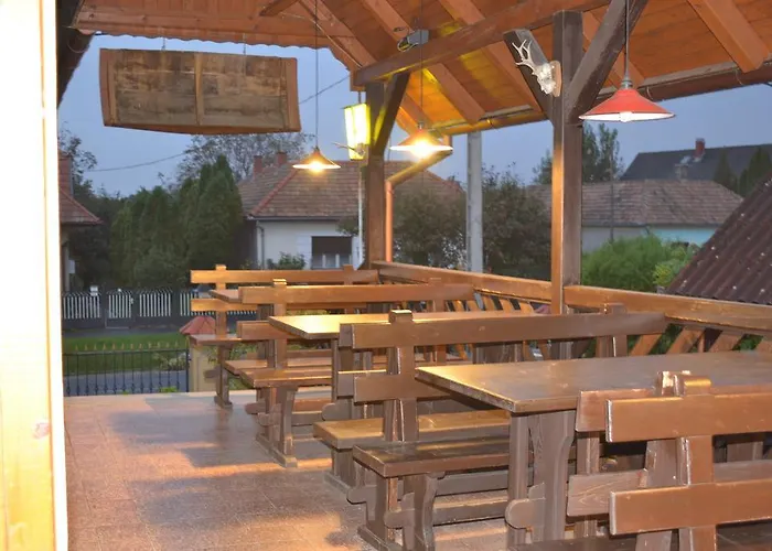 Fekete Macska Panzio בית הארחה *